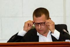 Ουκρανία: Δήμαρχος σκάβει τάφους για να πείσει τους πολίτες να τηρήσουν τα μέτρα