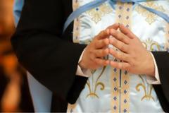 Πολωνία: Ιερέας εξομολογεί τους πιστούς στο... πάρκινγκ της εκκλησίας