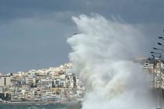 Οι θυελλώδεις άνεμοι «σάρωσαν» την επικράτεια - Έως και 9 μποφόρ την Τετάρτη