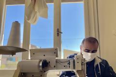 Τρίκαλα: Ο Ιρακινός ράφτης που φτιάχνει εθελοντικά μάσκες για πρόσφυγες και ντόπιους