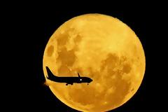 Ροζ υπερπανσέληνος: Το μεγαλύτερο φεγγάρι του 2020