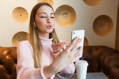 New York Times: Απλές συμβουλές από τον Τομ Φορντ για το πώς να δείχνουμε όμορφοι στις βίντεο-κλήσεις