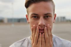 Κορωνοϊός: Πώς θα μάθουμε να μην αγγίζουμε το πρόσωπό μας – 5 top tips