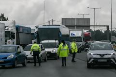Μέτρα για τον κορωνοϊό: Μπλόκα, πρόστιμα και στο βάθος ποινικές κυρώσεις για τους «ασυνεπείς»