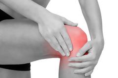 Πόνος στο γόνατο. Που οφείλεται; Τρόποι αντιμετώπισης στο σπίτι με ασκήσεις και σωστή διατροφή