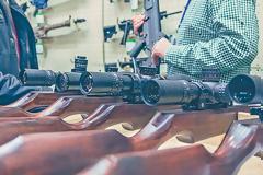 Εισαγωγή όπλων με courier: Διακινούσαν ακόμα και με ΕΛΤΑ πολεμικά τουφέκια και υποπολυβόλα!