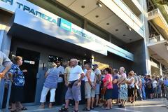 Αυστηρή προειδοποίηση ότι θα πέσουν πρόστιμα για τον συνωστισμό έξω από τράπεζες
