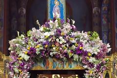 «Τότε που πήγαμε βόλτα τον Επιτάφιο και περάσαμε από κάτω όπως το περνά περνά η μέλισσα». Η εκκλησία θα αντιδράσει γι’ αυτό;