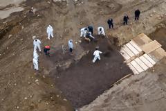 Νέα Υόρκη: Εικόνες σοκ με ομαδικούς τάφους στο Hart Island