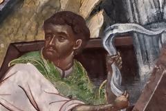 Ένας ταφικός λειτουργός που ξετυλίγει τον σαβανωμένο Λάζαρο