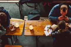 Μόνοι ή με παρέα: Πότε τρώμε περισσότερο