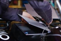 Ηλεκτρικό όχημα φορτίζεται για πρώτη φορά από την μπαταρία laptop