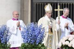 Σε ένα άδειο Βατικανό τελέστηκε η λειτουργία του Καθολικού Πάσχα