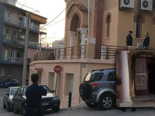 Φωτογραφία για Κουκάκι: Ακόμα και μέσα στο ναό έψαξε η αστυνομία τον ιερέα -Βίντεο