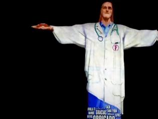 Φωτογραφία για Άγαλμα Χριστού στο Ρίο: Το «έντυσαν» γιατρό - Δείτε βίντεο