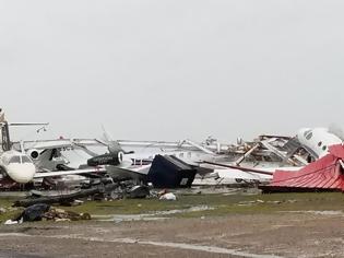 Φωτογραφία για ΗΠΑ: Ανεμοστρόβιλος διέλυσε σπίτια και το αεροδρόμιο στο Μονρό της Λουιζιάνας (φωτ)
