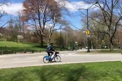 Οι Νεοϋορκέζοι βολτάρουν αμέριμνοι στο Central Park παρά τους 20.000 θανάτους