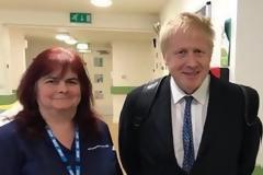 Η Βρετανίδα νοσοκόμα που είχε φωτογραφηθεί με τον Boris Johnson πέθανε από κορωνοϊό