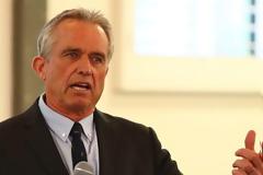 Ρόμπερτ Κένεντι κατά Μπιλ Γκέιτς: «Χρησιμοποιεί το εμβόλιο του κορωνοϊού για να επιβάλλει παγκόσμια δικτατορία»