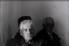 Για την παράξενη ἀγάπη τῶν χριστιανῶν προς τα καθίσματά τους.