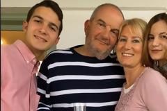 «Μένουμε Σπίτι»: Τα γενέθλια της Νατάσας Παζαΐτη και ο αδυνατισμένος, με μούσι, Κώστας Καραμανλής!