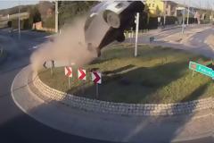 Βίντεο: Αυτοκίνητο «εκτοξεύεται» αφού έπεσε αφρενάριστο σε πλατεία