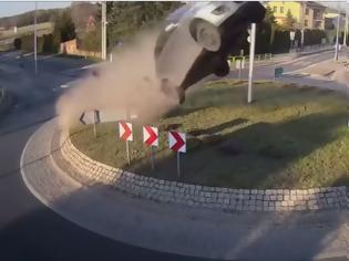 Φωτογραφία για Βίντεο: Αυτοκίνητο «εκτοξεύεται» αφού έπεσε αφρενάριστο σε πλατεία