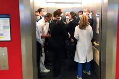 Ο υπουργός Υγείας μπήκε σε ασανσέρ με άλλους… 13 πολιτικούς!