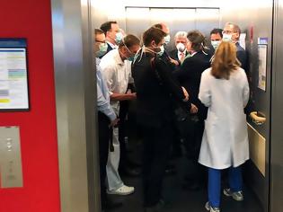 Φωτογραφία για Ο υπουργός Υγείας μπήκε σε ασανσέρ με άλλους… 13 πολιτικούς!