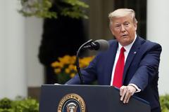 Τραμπ: «Βράζουν» οι ειδικοί για το «ψαλίδι» στον ΠΟΥ