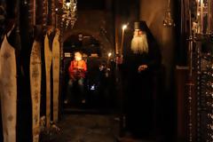 Ρώτησαν κάποτε ένα μοναχό: τι κάνετε τόσες ώρες μέσα στην Εκκλησία, δε βαριέστε;