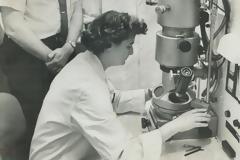 Η γυναίκα που ανακάλυψε τον πρώτο κορονοϊό