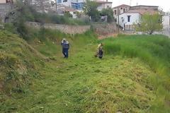Καθαρισμός χόρτων σε όλο το Αγράμπελο  για τις Άγιες μέρες του Πάσχα
