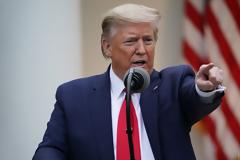 Ο Τραμπ «σφραγίζει» με το όνομά του το επίδομα στους Αμερικανούς