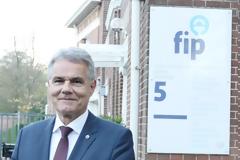 FIP: Τα διαγνωστικά τεστ Covid-19 και τα εμβόλια να γίνονται στα φαρμακεία