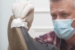 Κορονοϊός: Γιατί να βγάζετε τα παπούτσια όταν μπαίνετε στο σπίτι – Τι κάνει ο ιός στις σόλες