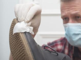 Φωτογραφία για Κορονοϊός: Γιατί να βγάζετε τα παπούτσια όταν μπαίνετε στο σπίτι – Τι κάνει ο ιός στις σόλες