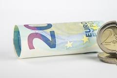 Τα χαρτονομίσματα του ευρώ μολύνονται πιο εύκολα από μικρόβια σε σχέση με τα κέρματα, επιβεβαιώνουν Γερμανοί επιστήμονες