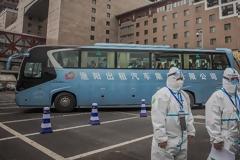 Η Ουχάν παραδέχεται λάθη, ουρές στα νεκροτομεία ενίσχυαν τις φήμες για περισσότερα θύματα