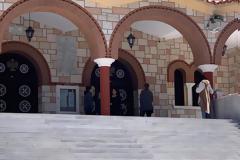 Γλυφάδα: Τι λέει ο εφημέριος του ΙΝ Εισοδίων Θεοτόκου για τις φωτογραφίες με πιστούς να μπαίνουν στην εκκλησία