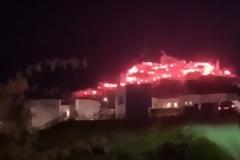 Ο φαντασμαγορικός Επιτάφιος στον Πύργο «φώτισε» και φέτος τη Σαντορίνη