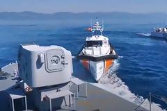 Λέσβος: Τουρκικές ακταιωροί προσπάθησαν να ωθήσουν λέμβο με μετανάστες στα ελληνικά χωρικά ύδατα