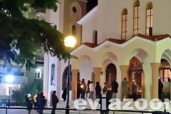 Χαλκίδα: Πιστοί αψήφησαν τα μέτρα και μαζεύτηκαν έξω από εκκλησία