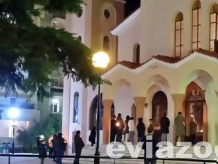 Φωτογραφία για Χαλκίδα: Πιστοί αψήφησαν τα μέτρα και μαζεύτηκαν έξω από εκκλησία