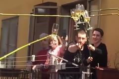 Ιταλοί από τα μπαλκόνια στέλνουν μήνυμα: «Έλληνες κρατείστε την καραντίνα»