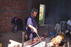 Δεν άλλαξαν τα έθιμα οι Ξηρομερίτες – Αρνί στη σούβλα στις αυλές αλλά …οικογενειακά αυστηρά (φωτο)