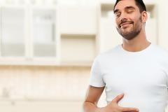 Φούσκωμα: Τρεις κινήσεις που μας απαλλάσσουν σε 3′