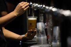 Μπίρα πριν από το κρασί ή κρασί πριν από τη μπίρα; Ό,τι και να διαλέξετε στο τέλος θα μεθύσετε!