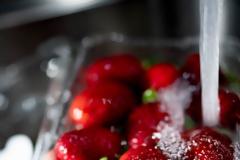 Ο σωστός τρόπος για να πλένεις φρούτα και λαχανικά εν μέσω πανδημίας