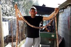 «Πάσχα» στο Καραΐσκάκη Ξηρομέρου: O Στάθης Μέντης έφτιαξε σπληνάντερο πάνω απο 4μ. για ρεκόρ Γκίνες